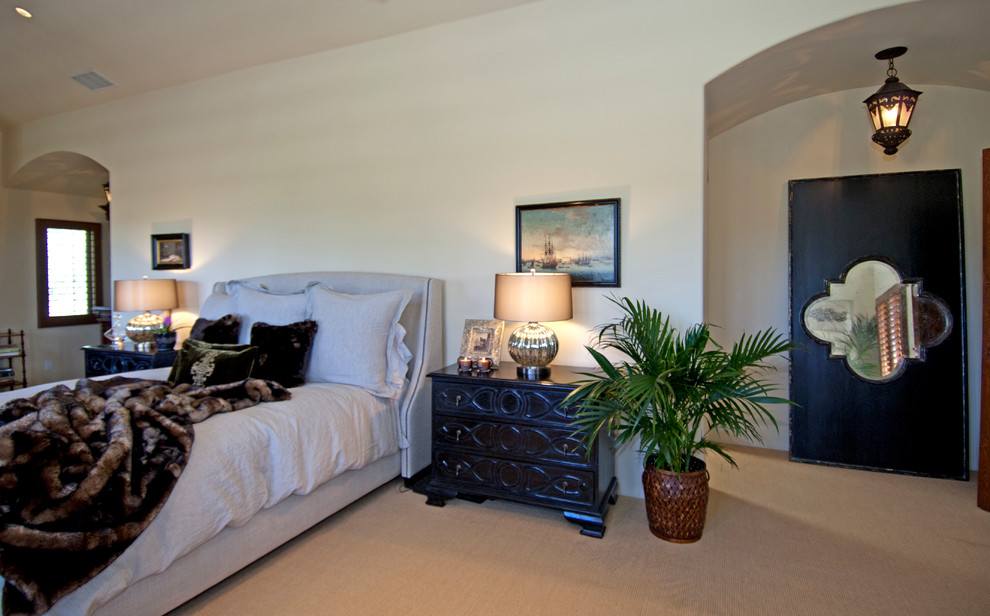 ロサンゼルスにある地中海スタイルのおしゃれな寝室のレイアウト