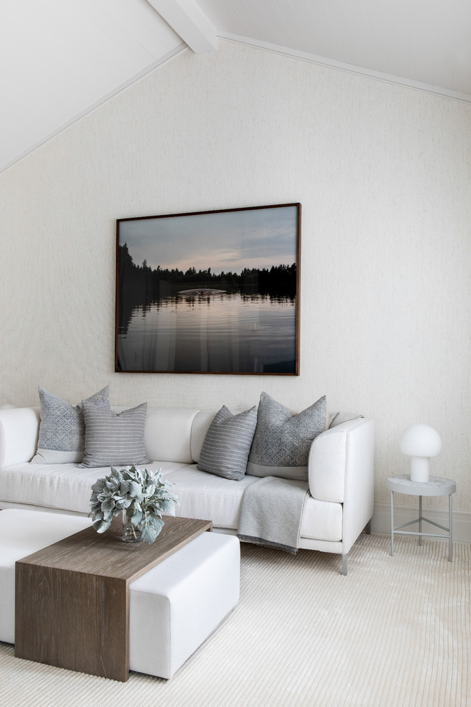 Exemple d'une grande chambre d'amis moderne avec un mur beige, parquet clair et un sol beige.