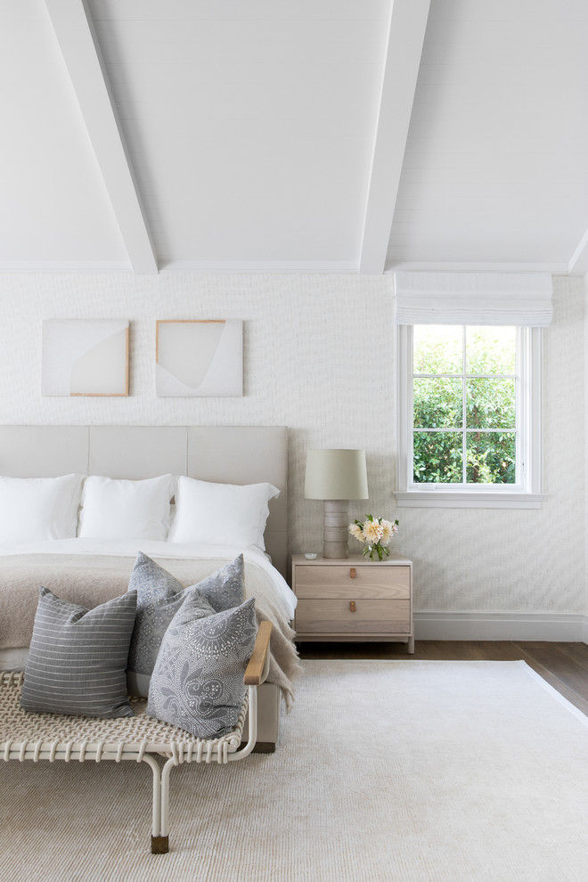 Esempio di una grande camera degli ospiti moderna con pareti beige, parquet chiaro e pavimento beige