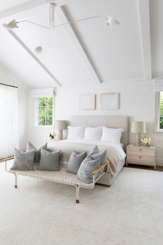 Modelo de habitación de invitados clásica renovada grande con suelo de madera en tonos medios, suelo marrón y paredes blancas