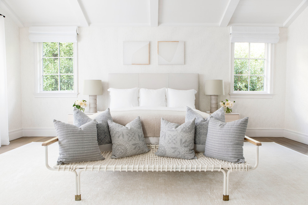Idee per una grande camera degli ospiti moderna con pareti beige, parquet chiaro e pavimento beige