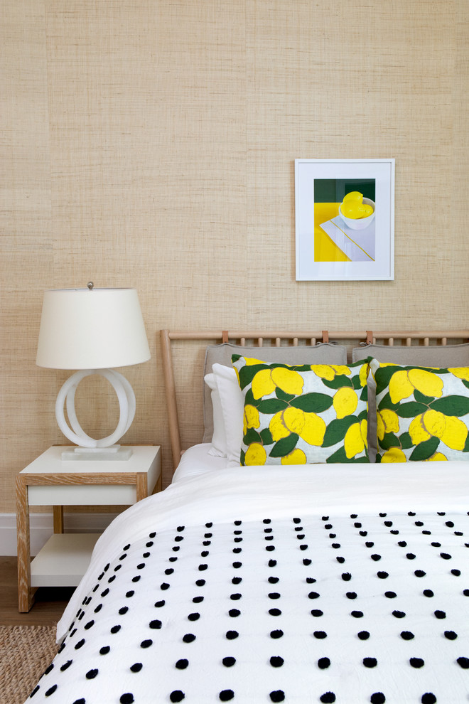 ニューヨークにある広いトランジショナルスタイルのおしゃれな客用寝室 (ベージュの壁、無垢フローリング、茶色い床) のインテリア