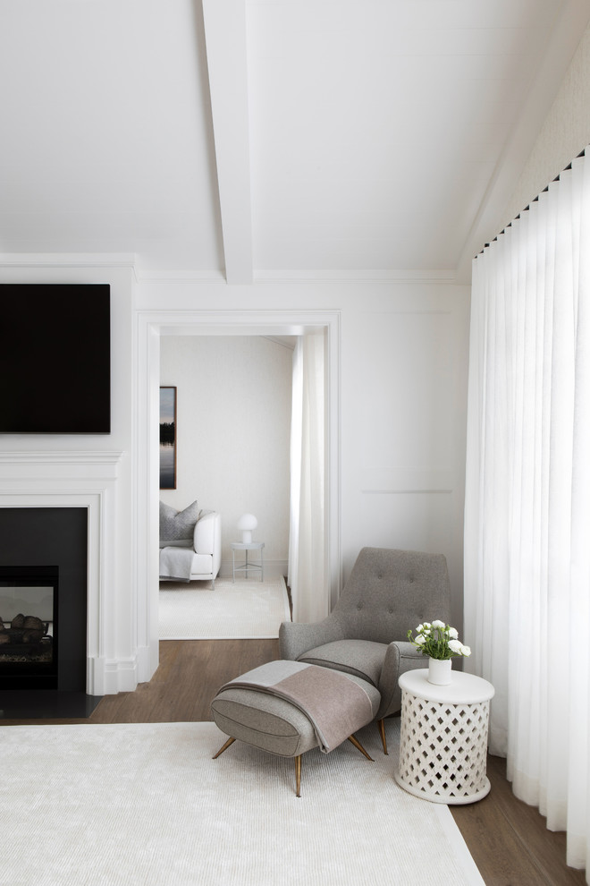 Ispirazione per una grande camera degli ospiti minimalista con pareti beige, parquet chiaro e pavimento beige