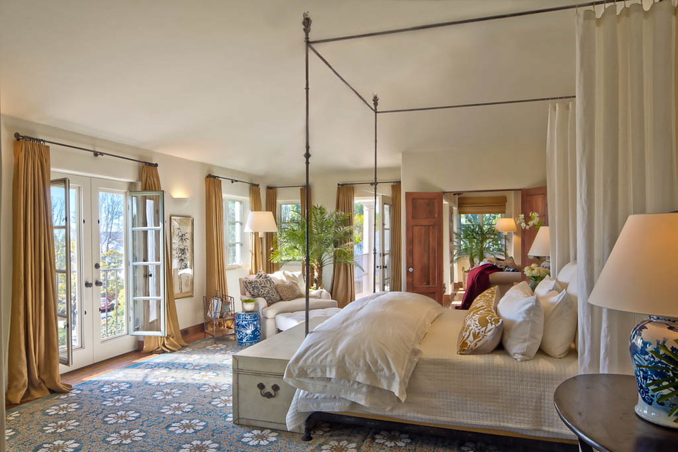 Свежая идея для дизайна: хозяйская спальня в средиземноморском стиле с белыми стенами и ковровым покрытием - отличное фото интерьера