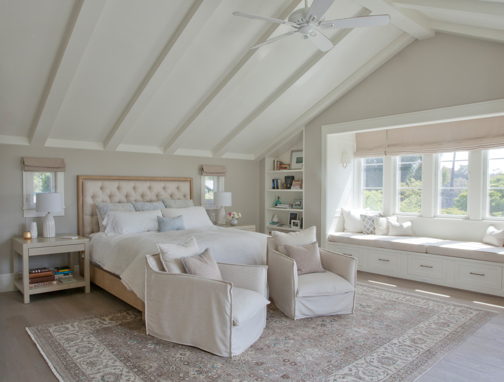 ロサンゼルスにある中くらいなトラディショナルスタイルのおしゃれな主寝室 (グレーの壁、無垢フローリング、暖炉なし、茶色い床)