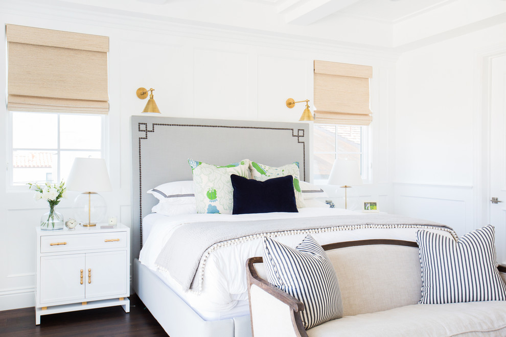 Стильный дизайн: большая хозяйская спальня в стиле неоклассика (современная классика) с белыми стенами и темным паркетным полом - последний тренд