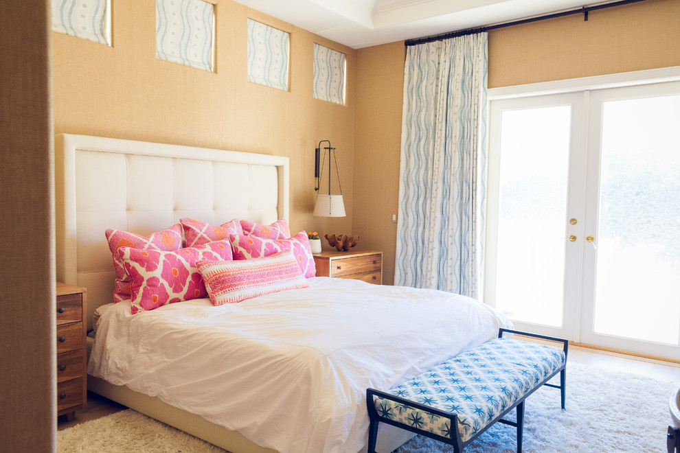 Klassisches Schlafzimmer mit brauner Wandfarbe in Denver