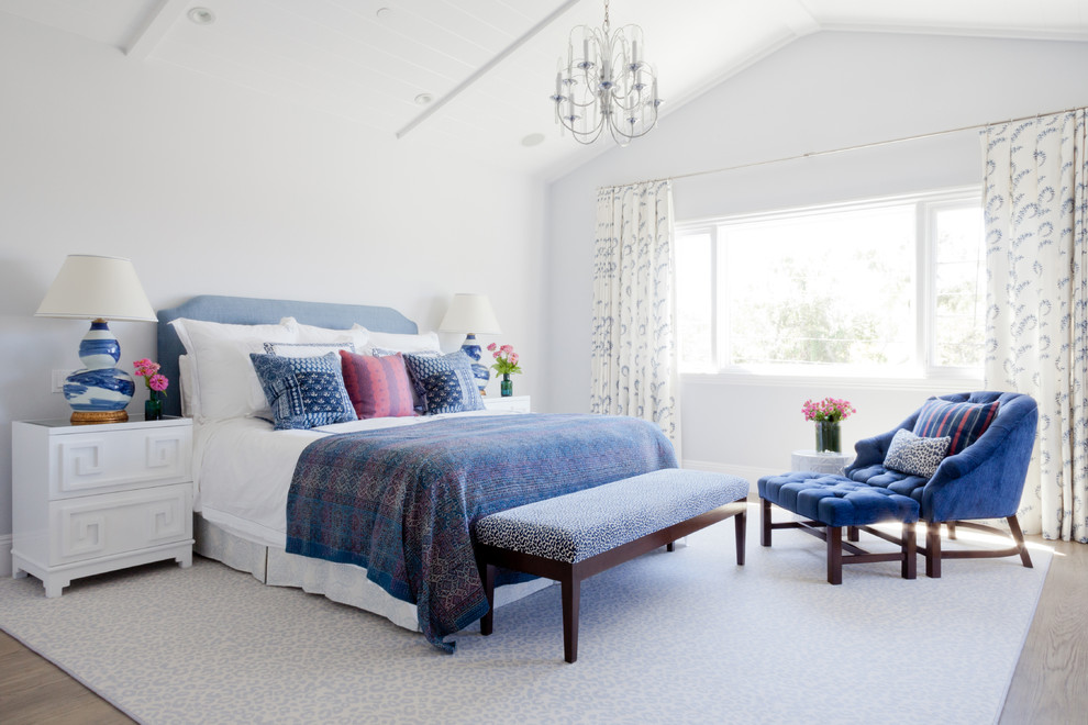 Idee per una camera da letto stile marino con pareti grigie e pavimento in legno massello medio