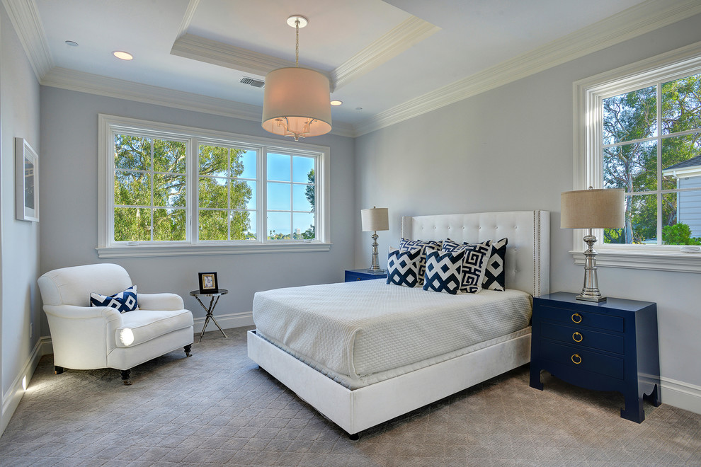 Ejemplo de dormitorio clásico con paredes grises y moqueta