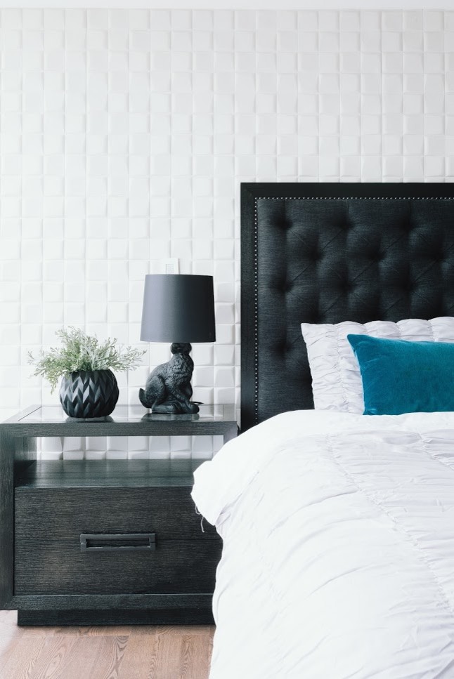 Großes Modernes Hauptschlafzimmer ohne Kamin mit weißer Wandfarbe, Sperrholzboden und braunem Boden in Vancouver