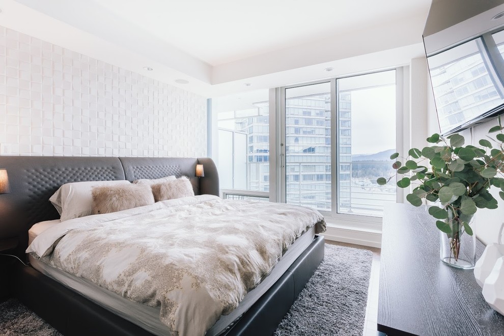 Foto de dormitorio principal minimalista grande sin chimenea con paredes blancas, suelo de contrachapado y suelo marrón