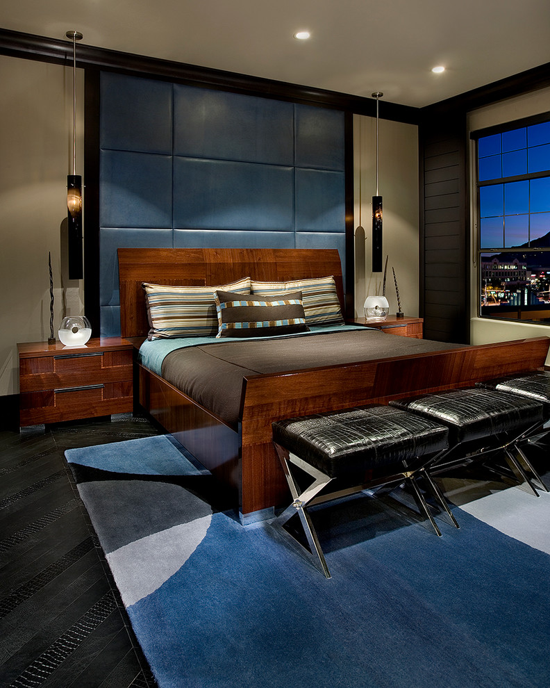 На фото: гостевая спальня среднего размера, (комната для гостей) в современном стиле с серыми стенами и черным полом