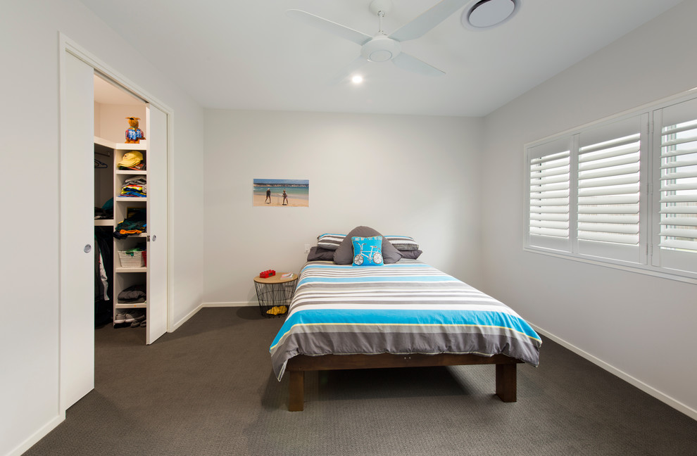 Ejemplo de dormitorio minimalista de tamaño medio sin chimenea con paredes blancas, moqueta y suelo gris