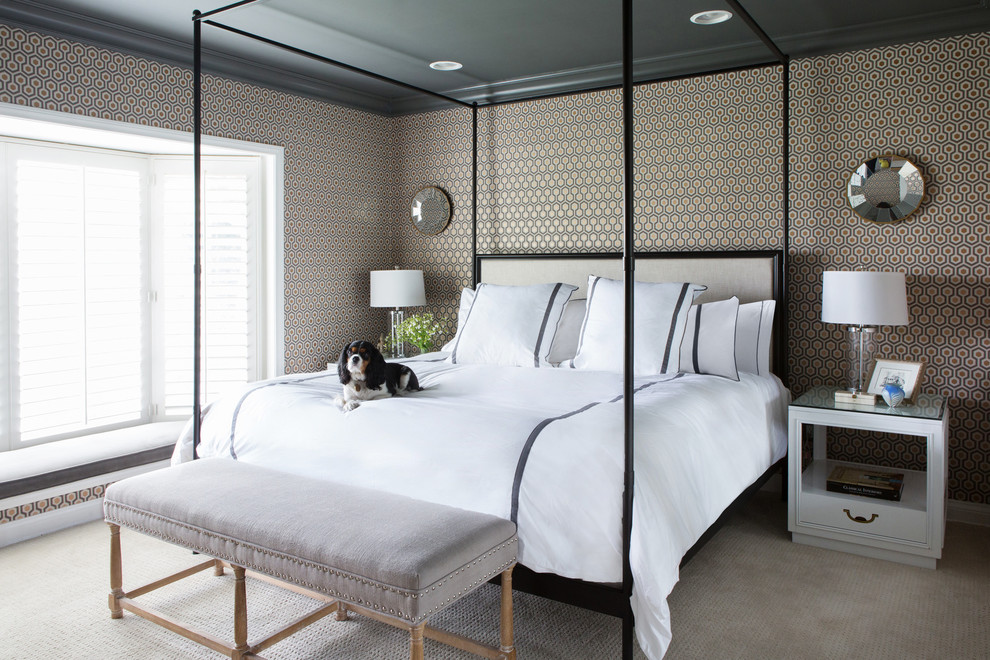 Идея дизайна: большая хозяйская спальня в стиле неоклассика (современная классика) с ковровым покрытием, разноцветными стенами и серым полом