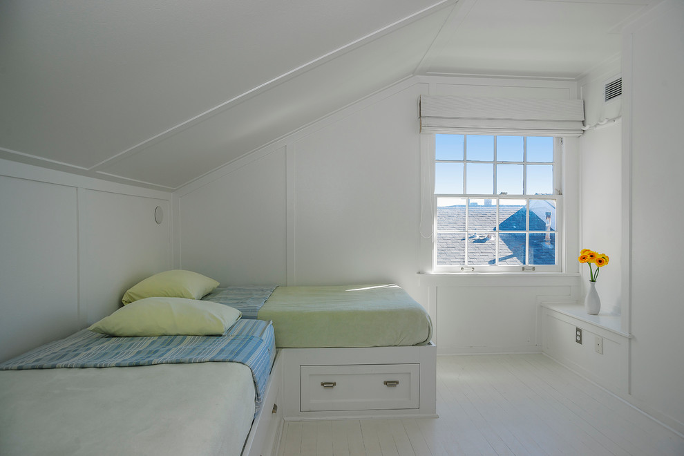 Esempio di una camera degli ospiti costiera di medie dimensioni con pareti bianche, pavimento in legno verniciato e nessun camino