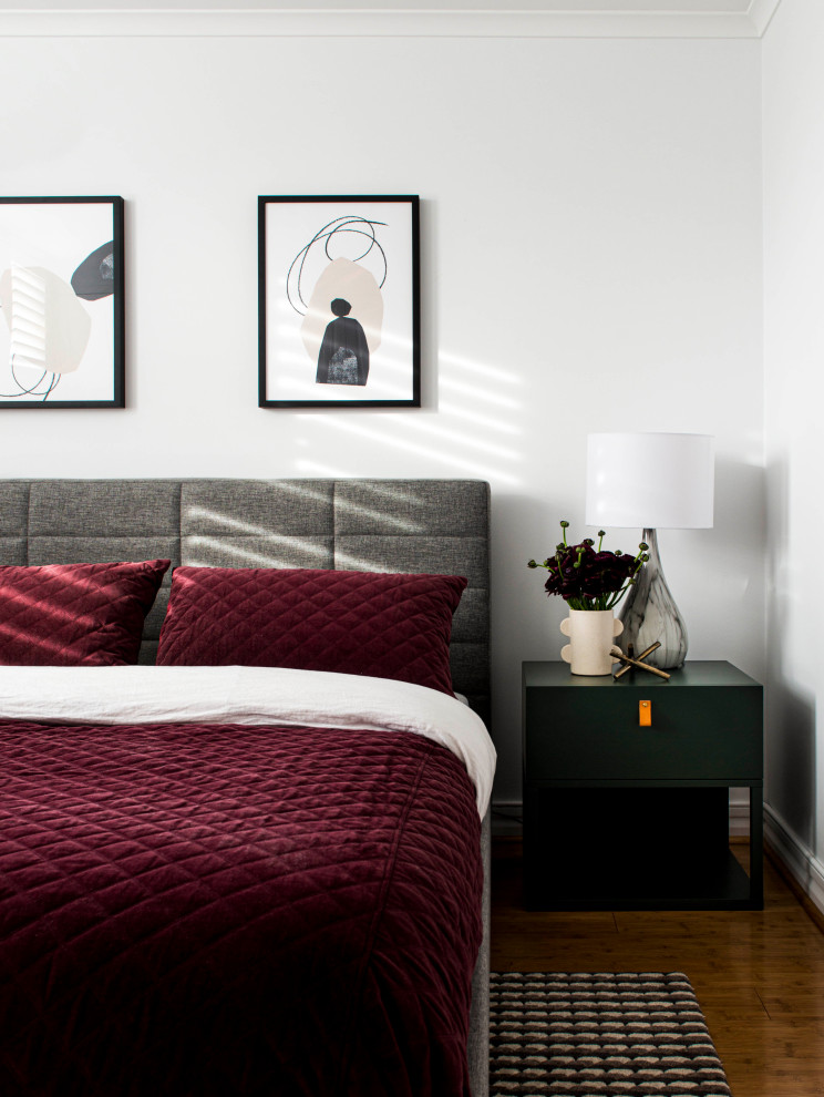 Foto de dormitorio principal bohemio de tamaño medio sin chimenea con paredes blancas y suelo laminado