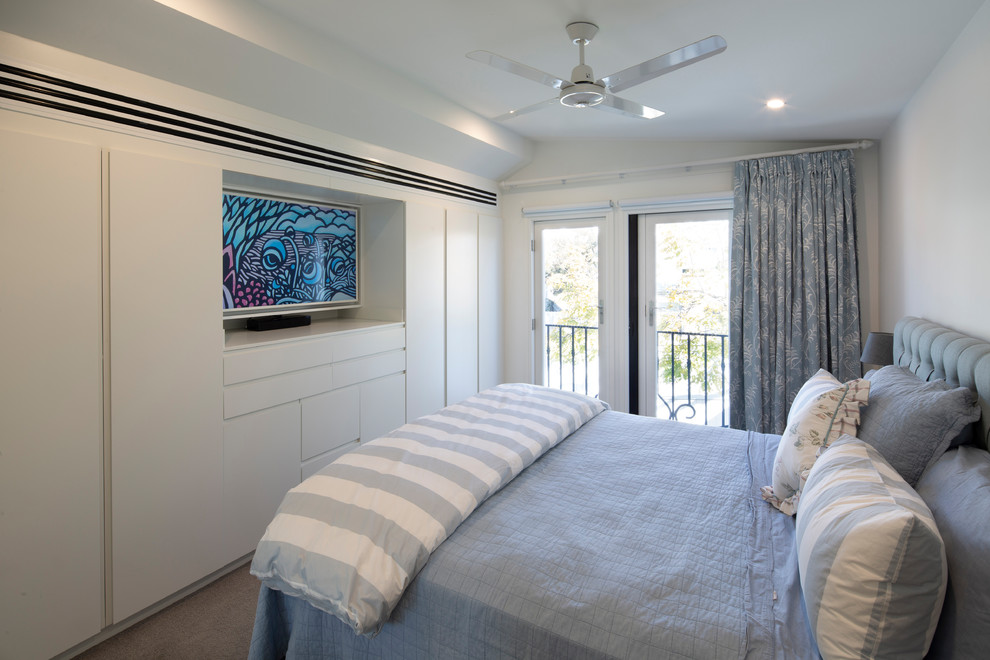 Großes Modernes Hauptschlafzimmer ohne Kamin mit weißer Wandfarbe, Teppichboden und grauem Boden in Sydney