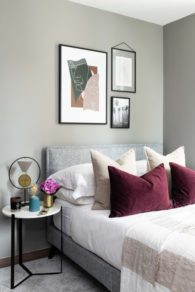 Inspiration för moderna sovrum, med grå väggar, mörkt trägolv och brunt golv
