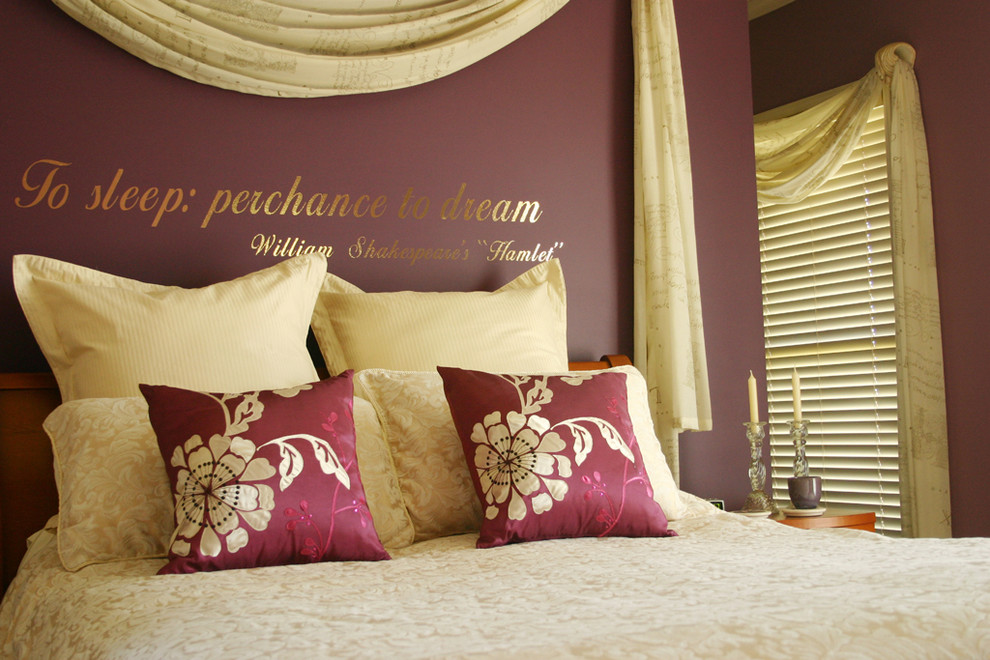 Imagen de dormitorio principal ecléctico grande con paredes púrpuras y moqueta