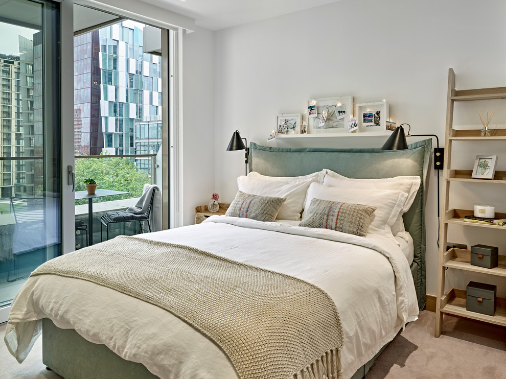 Foto de dormitorio contemporáneo con paredes blancas, moqueta y suelo beige