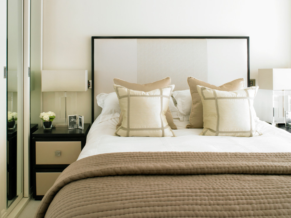 Imagen de dormitorio contemporáneo con paredes blancas
