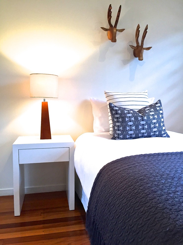Diseño de habitación de invitados contemporánea de tamaño medio con paredes blancas y suelo de madera en tonos medios