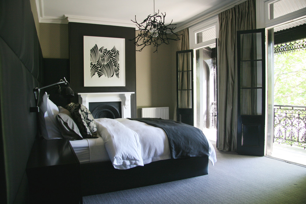 Modernes Schlafzimmer mit schwarzer Wandfarbe, Teppichboden, Kamin und grauem Boden in Sydney