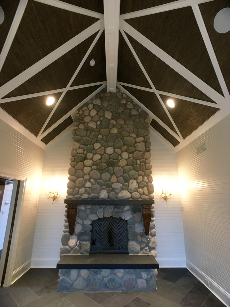 Идея дизайна: гостевая спальня среднего размера, (комната для гостей) в классическом стиле с белыми стенами, стандартным камином, фасадом камина из камня и полом из сланца