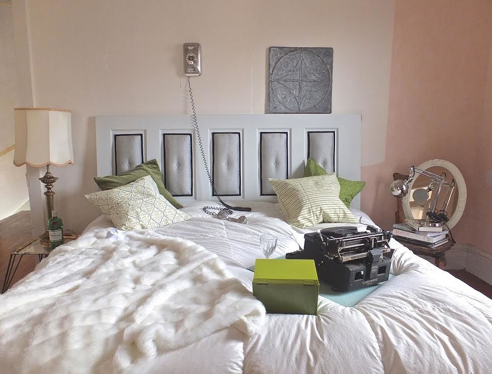 Esempio di una piccola camera matrimoniale boho chic con pareti beige e parquet chiaro