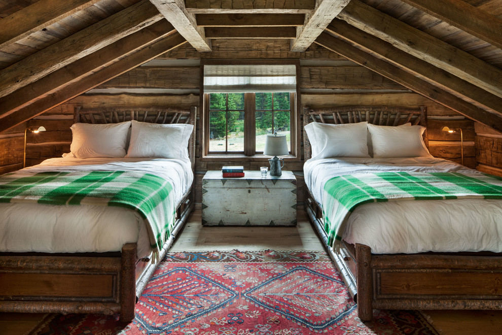 На фото: гостевая спальня (комната для гостей) в стиле рустика с коричневыми стенами, светлым паркетным полом и бежевым полом
