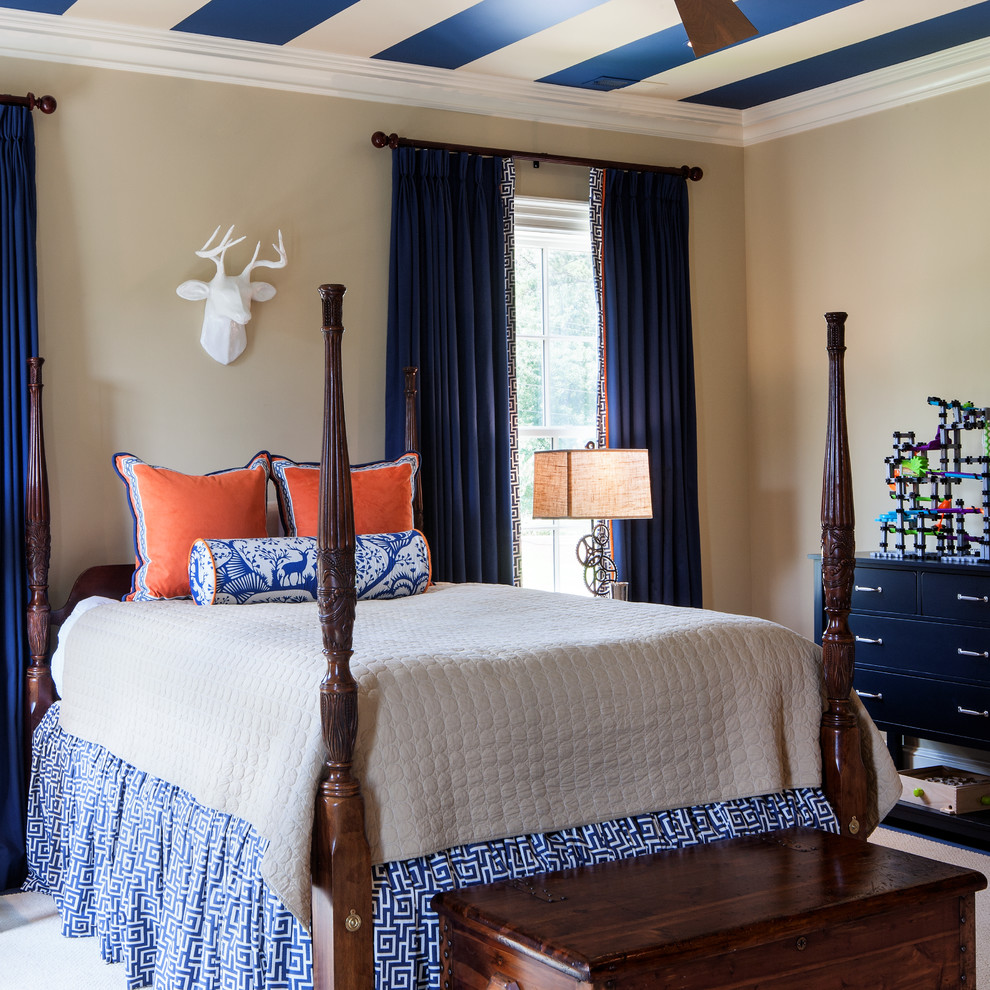 Foto de habitación de invitados costera con paredes beige y suelo de madera oscura