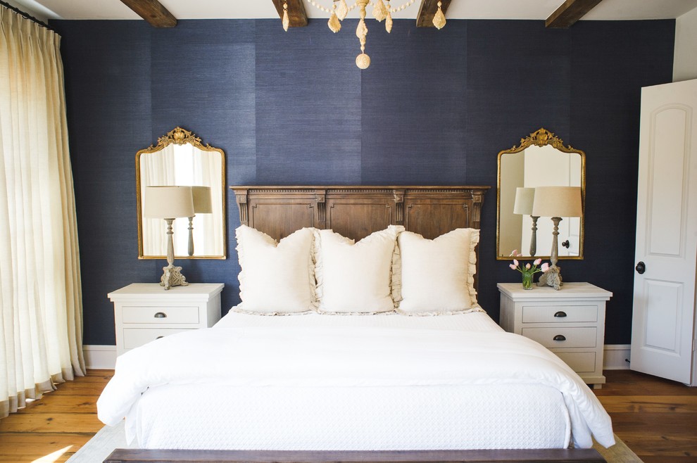 ヒューストンにある広いトランジショナルスタイルのおしゃれな主寝室 (青い壁、無垢フローリング、暖炉なし、茶色い床)