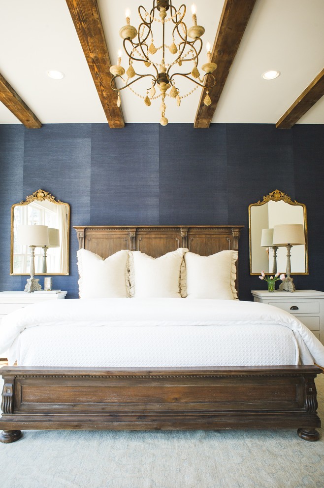 Foto di una grande camera matrimoniale classica con pareti blu, pavimento in legno massello medio, nessun camino e pavimento marrone