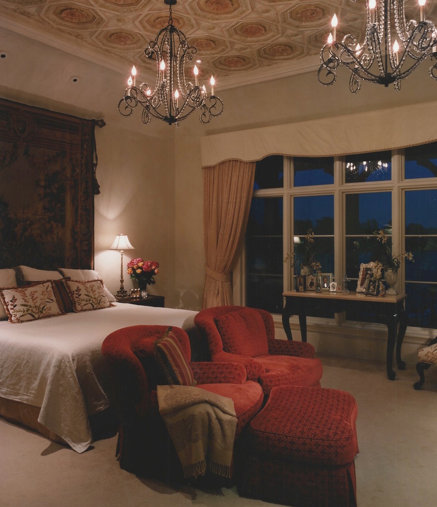Пример оригинального дизайна: большая гостевая спальня (комната для гостей) в викторианском стиле с бежевыми стенами, ковровым покрытием и бежевым полом без камина