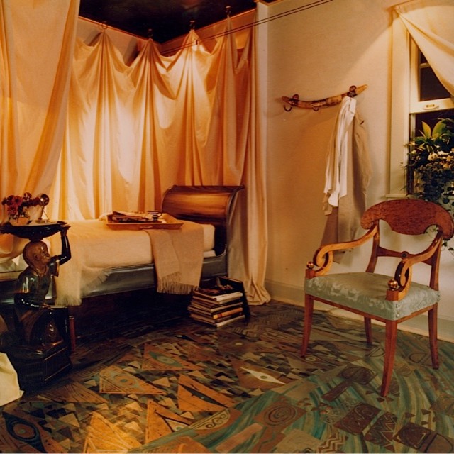 Идея дизайна: хозяйская спальня среднего размера в стиле фьюжн с белыми стенами и деревянным полом