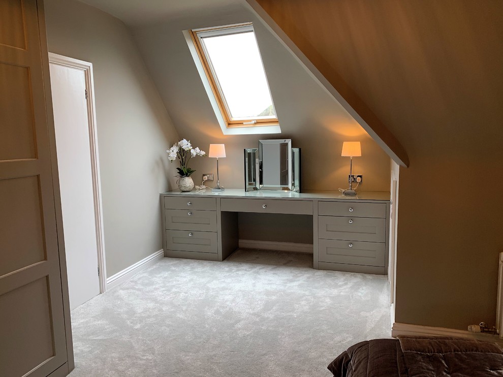Стильный дизайн: хозяйская спальня среднего размера в классическом стиле с ковровым покрытием и серым полом - последний тренд