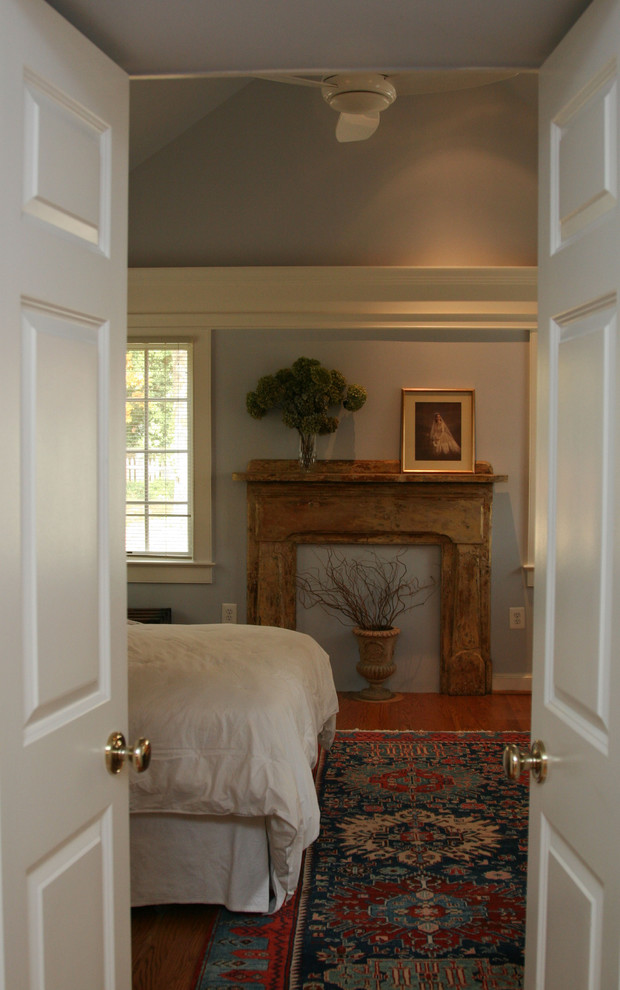 Aménagement d'une chambre classique avec un mur gris.