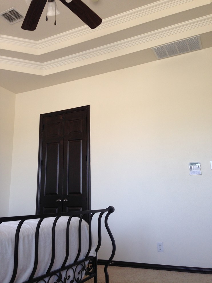 Mittelgroßes Mediterranes Hauptschlafzimmer mit weißer Wandfarbe und Teppichboden in Dallas
