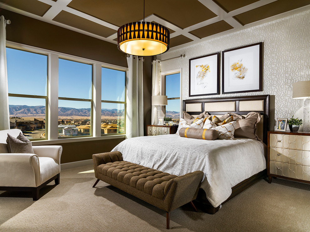 На фото: хозяйская спальня среднего размера в современном стиле с коричневыми стенами и ковровым покрытием без камина с