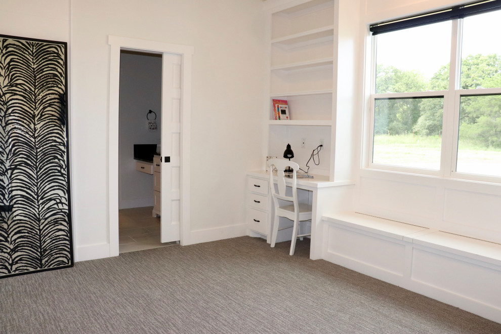 Immagine di una camera da letto moderna con pareti bianche, moquette, nessun camino e pavimento grigio