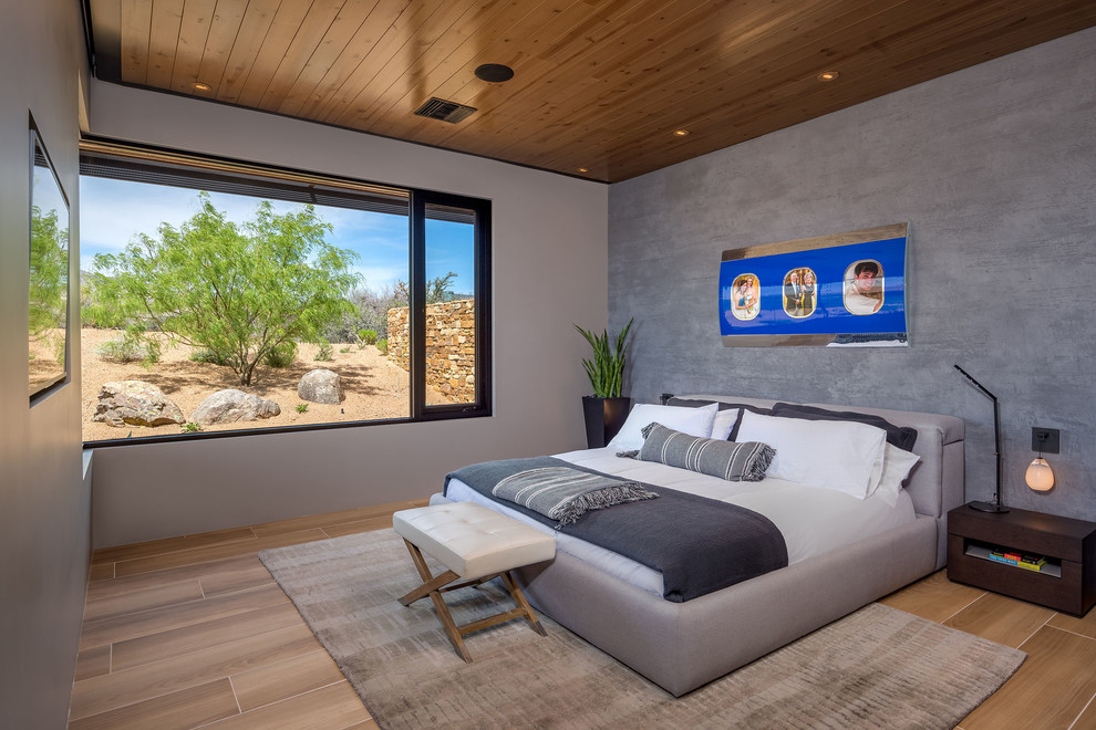 フェニックスにある中くらいなコンテンポラリースタイルのおしゃれな主寝室 (グレーの壁、磁器タイルの床、茶色い床、グレーとブラウン) のインテリア