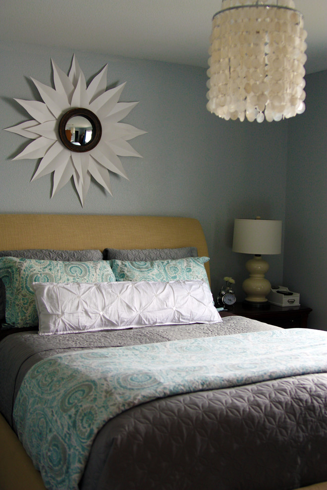 Ispirazione per una camera da letto tradizionale con pareti grigie