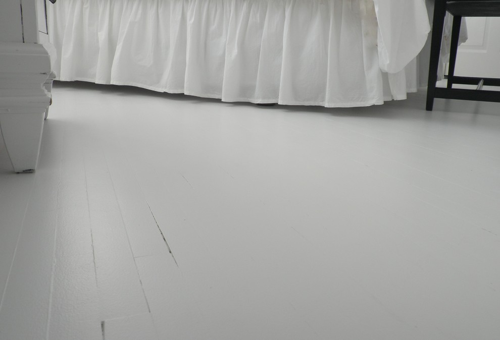 Immagine di una camera matrimoniale chic di medie dimensioni con pareti grigie, pavimento in legno verniciato e nessun camino