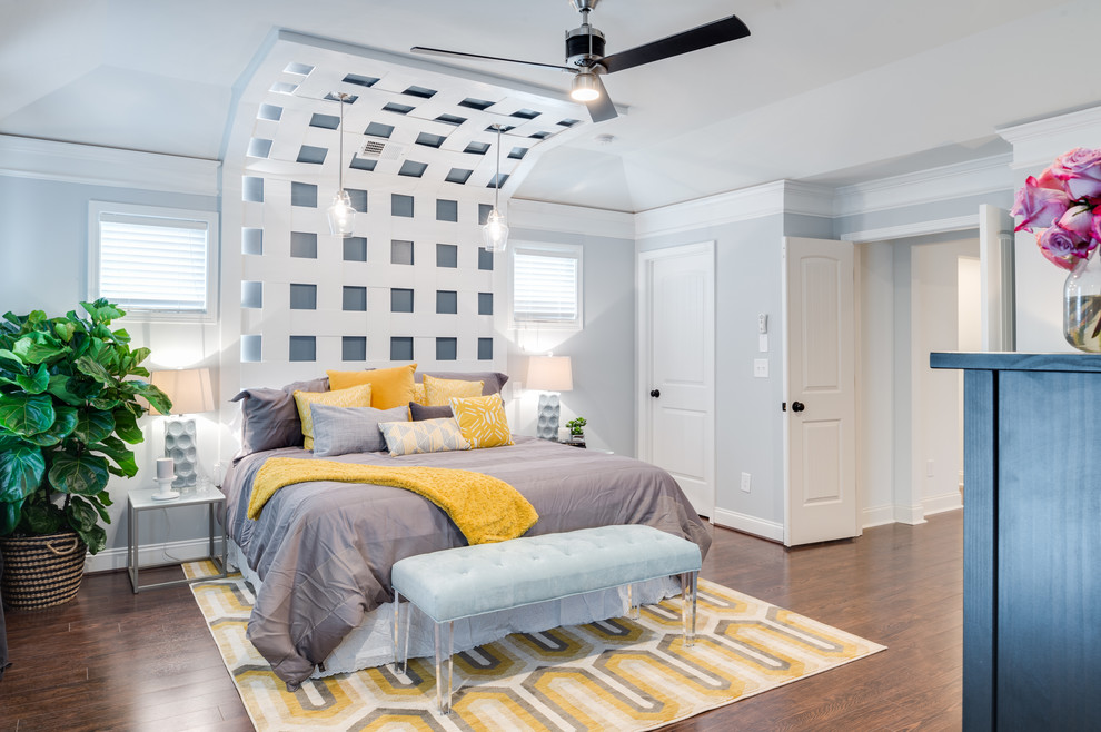 Cette image montre une grande chambre parentale grise et jaune traditionnelle avec un mur gris et parquet foncé.