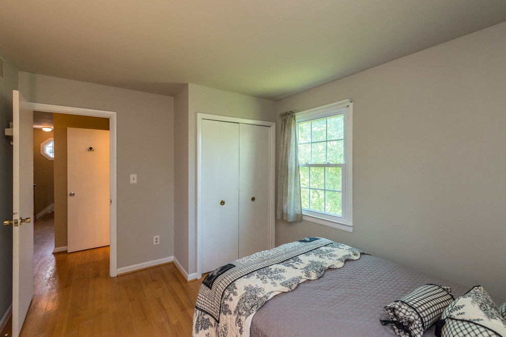Aménagement d'une petite chambre d'amis contemporaine avec un mur gris.