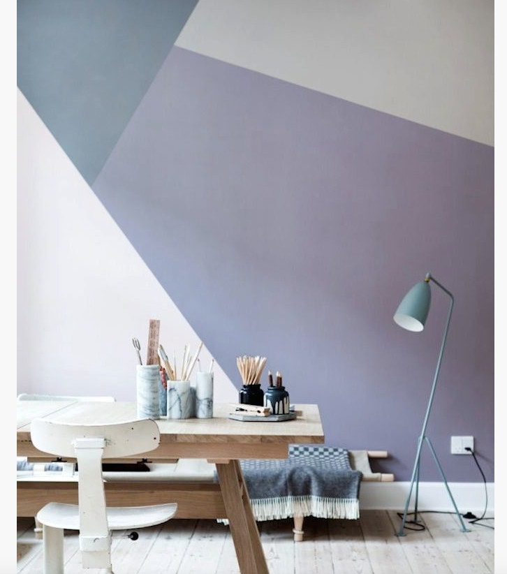 Пример оригинального дизайна: спальня среднего размера на антресоли в стиле модернизм с фиолетовыми стенами и светлым паркетным полом без камина