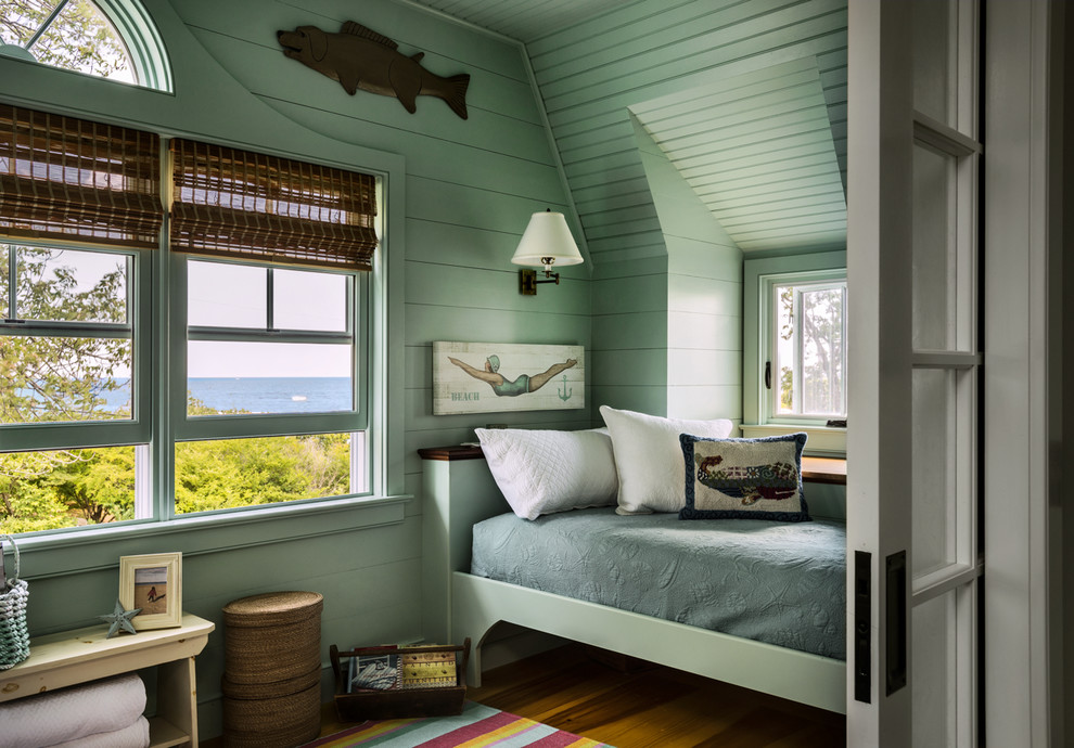 ボストンにある小さなビーチスタイルのおしゃれな客用寝室 (緑の壁、暖炉なし、淡色無垢フローリング、ベージュの床) のインテリア