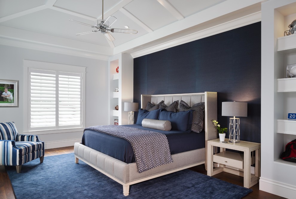 マイアミにある広いビーチスタイルのおしゃれな寝室 (青い壁、濃色無垢フローリング、茶色い床、暖炉なし) のインテリア