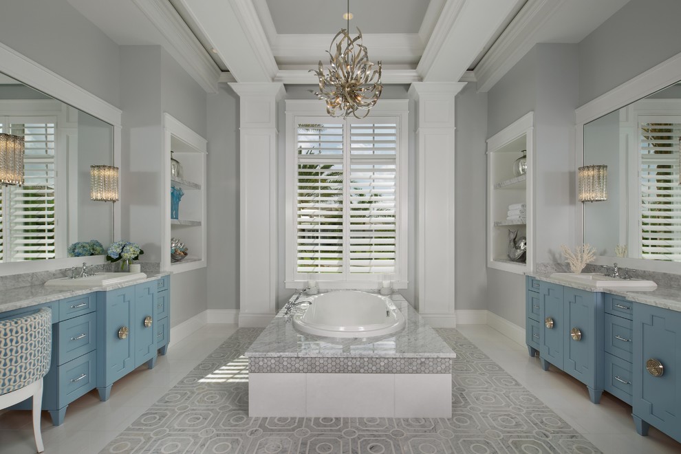 マイアミにある広いビーチスタイルのおしゃれな浴室 (グレーの壁、白い床) の写真