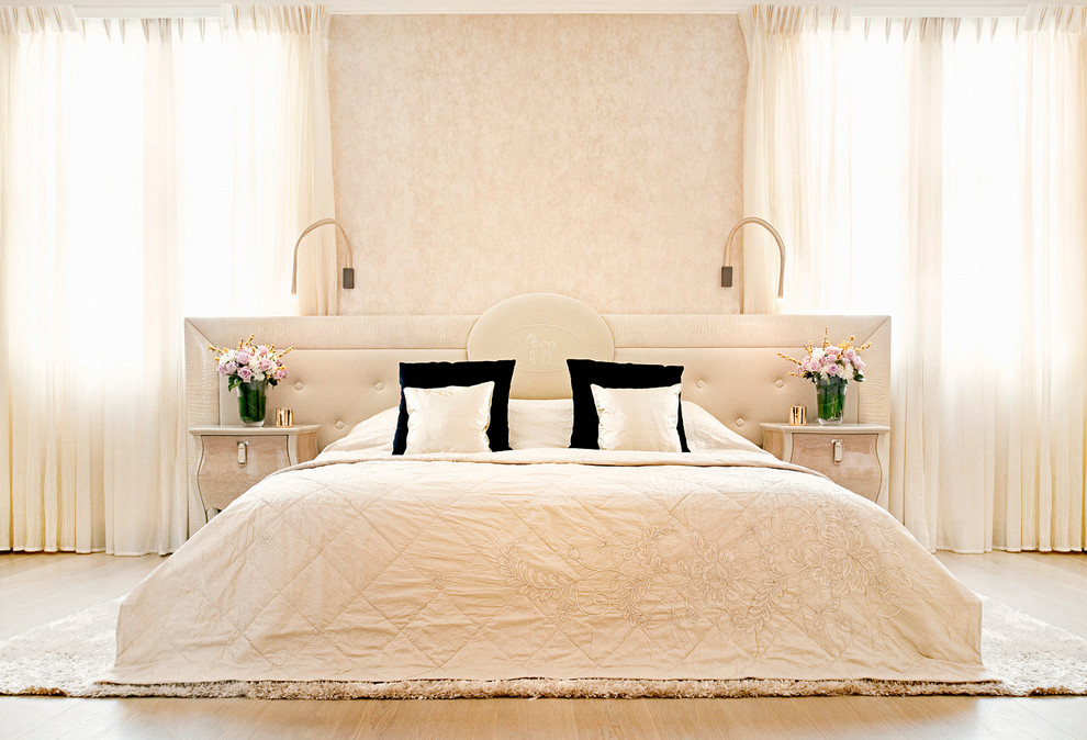 ロンドンにあるコンテンポラリースタイルのおしゃれな寝室 (ベージュの壁、淡色無垢フローリング)